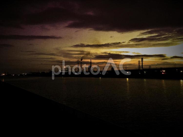 工業地帯の夕暮れ シルエット,人工,光の写真素材