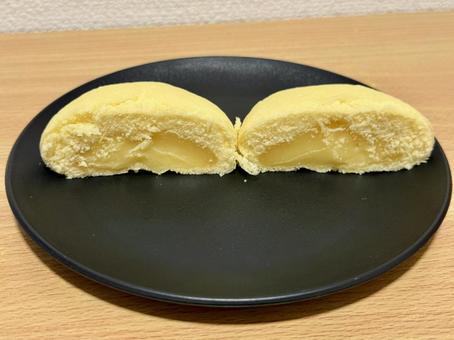 カスタードまんじゅう　断面 カスタードまんじゅう,カスタード,卵料理の写真素材