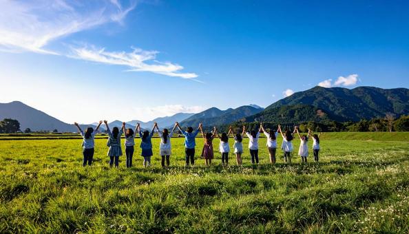空に向かって手あげる若者たち 空に向かって手あげる若者たちの写真