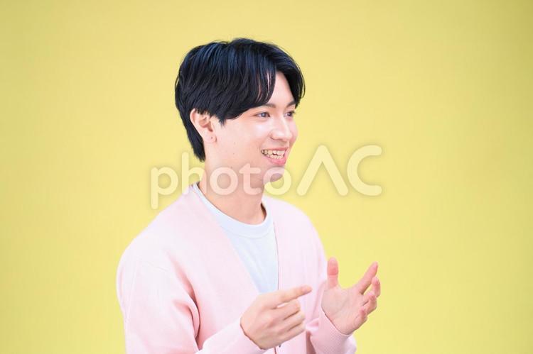 笑顔で話している男性 男性,アイドル,笑顔の写真素材