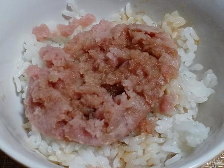Photo, tuna covered rice bowl, tuna rice bowl, a bowl of rice, 