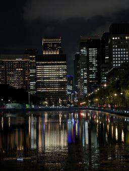 水面に煌めく都会の夜景 夜景,都市,街並みの写真素材
