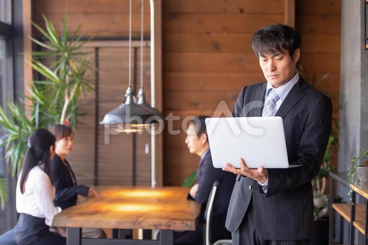 パソコンを使うビジネスマン ビジネスマン,ビジネス,パソコンの写真素材