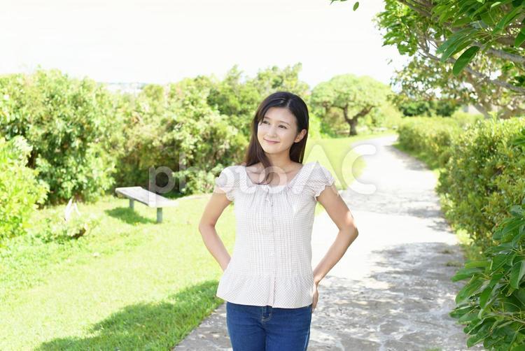 公園を散策する女性 女性,笑顔,散歩の写真素材