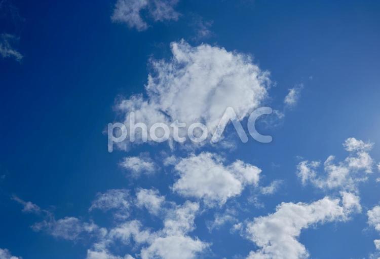 鮮かな青空と秋の雲 風景,天気,秋空の写真素材