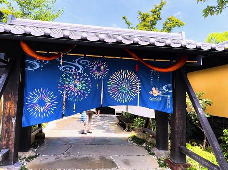 夏祭りの風情を感じる暖簾の門 夏祭りの風情を感じる暖簾の門 暖簾,夏祭り,花火の写真素材