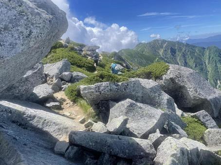 石だらけの山 石だらけの山の写真