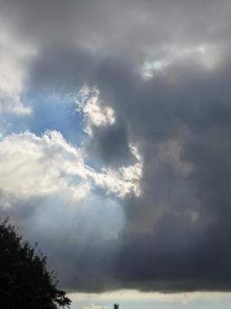 厚い雲間から天使の梯子 雲,薄明光線,天使の梯子の写真素材