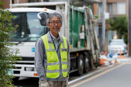 ごみ収集の職員とゴミ収集・産業廃棄物 ごみ収集の職員とゴミ収集・産業廃棄物の写真