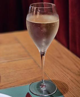 酒 スパークリングワイン,白,グラスの写真素材