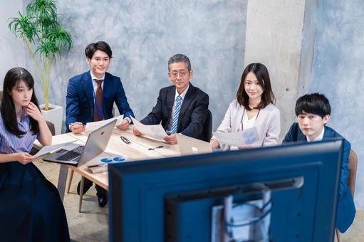 ライフスタイル ライフスタイル web,スーツ,挨拶の写真素材