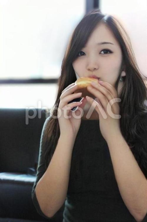 今川焼きを食べる女性 若い女性,女,女性の写真素材