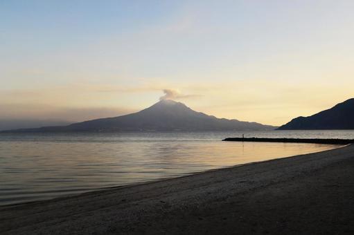 夕日に染まる海と桜島 夕日に染まる海と桜島の写真