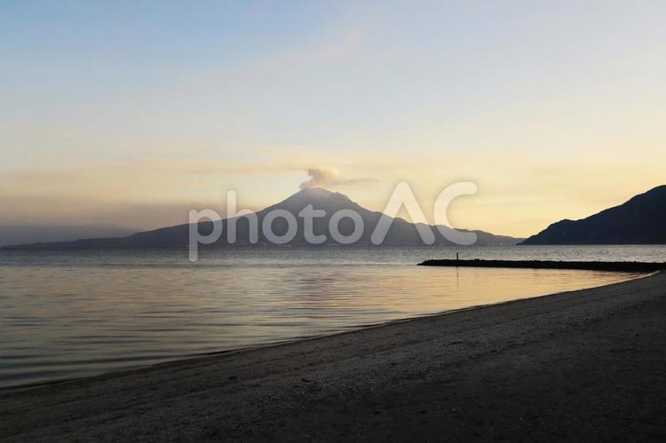 夕日に染まる海と桜島 風景,桜島,鹿児島の写真素材
