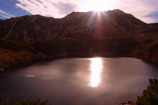 室堂平 立山に昇る朝陽が照らすミクリガ池 太陽,日の出,ミクリガ池の写真素材