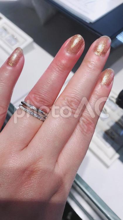 途中までしか入らない指輪　試着 指輪,婚約,結婚指輪の写真素材