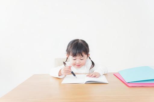 ひとりで勉強をする子ども ひとりで勉強をする子ども 学習,指導,言葉の写真素材