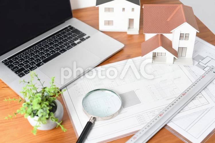 机に並んだ建築模型と建築図面とノートPC 家,戸建て,設計の写真素材
