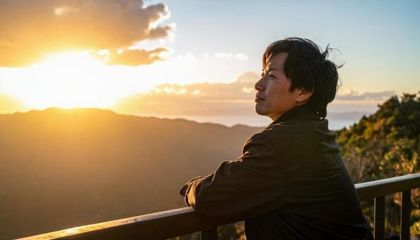 日の光を浴びる日本人男性 日の光を浴びる日本人男性の写真