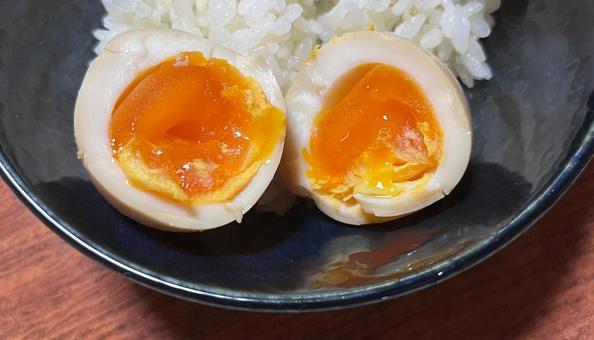 煮卵 煮卵 卵,ご飯,皿の写真素材