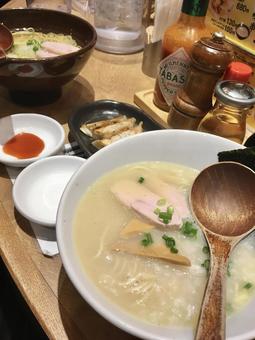 鶏白湯ラーメン鶏清湯ラーメンと餃子 鶏白湯ラーメン鶏清湯ラーメンと餃子 鶏白湯ラーメン,鶏清湯ラーメン,パイタンスープの写真素材