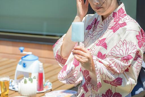 浴衣女性とアイスキャンディーで涼む 浴衣,女性,アイスキャンディーの写真素材