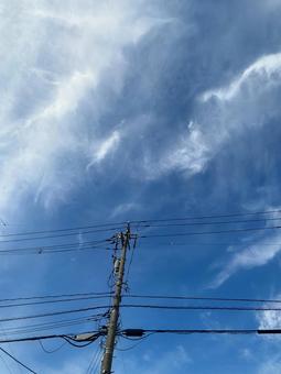 空、電柱、電線、青空 空、電柱、電線、青空の写真