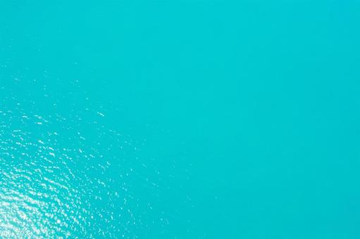 エメラルドグリーンの水面 エメラルドグリーンの水面の写真