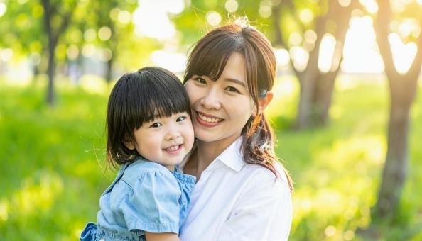 公園で遊ぶ家族 公園で遊ぶ家族の写真