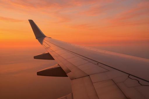 夕焼け空と飛行機の翼 夕焼け空と飛行機の翼の写真