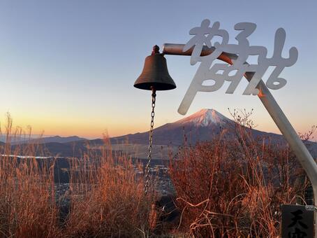 杓子山『天空の鐘』と朝焼けの富士山 富士山,朝焼け,登山の写真素材