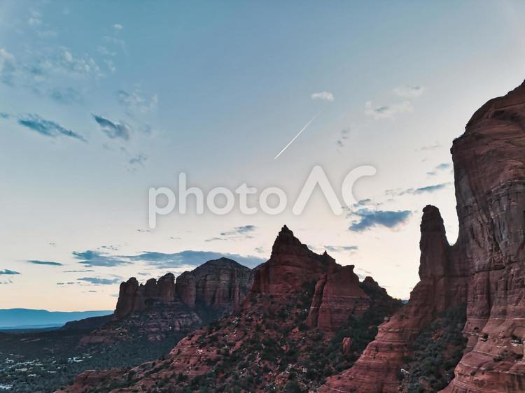 アリゾナの風景と飛行機雲 アリゾナ,セドナ,アメリカの写真素材