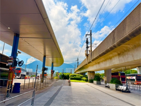 香港のバスターミナルと夏空 香港のバスターミナルと夏空 青空,空,夏空の写真素材