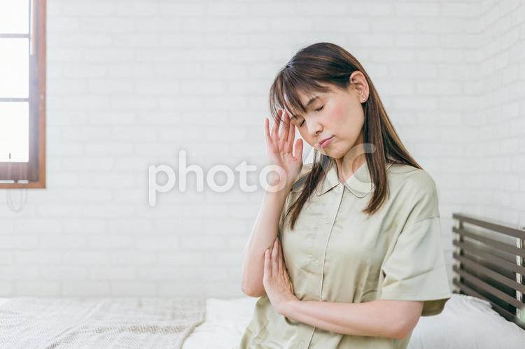 体調が悪いミドル世代の女性（体調不良） 不眠症,頭痛,睡眠の写真素材