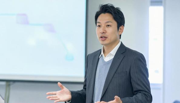 プレゼンする男性 プレゼンする男性の写真