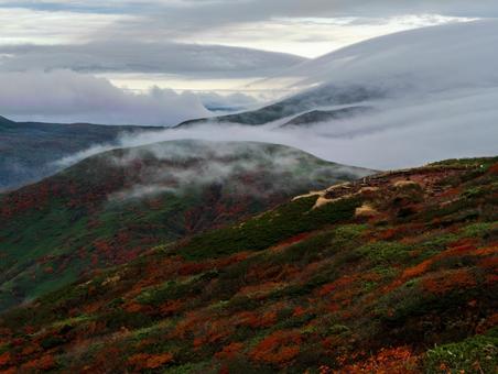 紅葉の秋田駒ケ岳の滝雲 紅葉の秋田駒ケ岳の滝雲の写真
