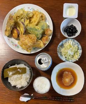 肉巻き天ぷらなど色々に天つゆなどの夕食 夕食,ご飯,あきたこまちの写真素材