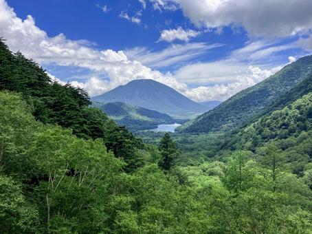 峠の国道から男体山と湯ノ湖を望む 峠の国道から男体山と湯ノ湖を望むの写真