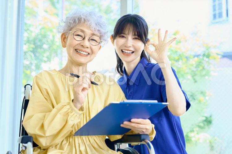 訪問介護　高齢者　女性　問診票　サポート 介護士,訪問介護,デイケアの写真素材