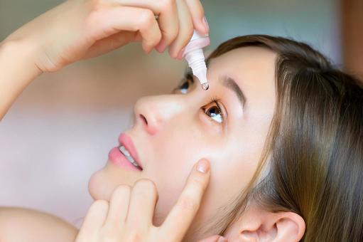 目薬をさす女性 目薬をさす女性の写真