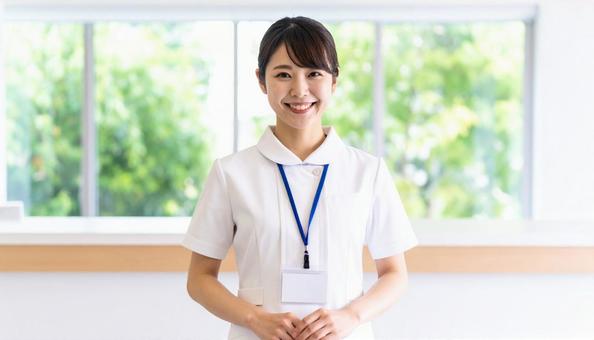 医療関係の制服を着た受付スタッフ 医療関係の制服を着た受付スタッフの写真