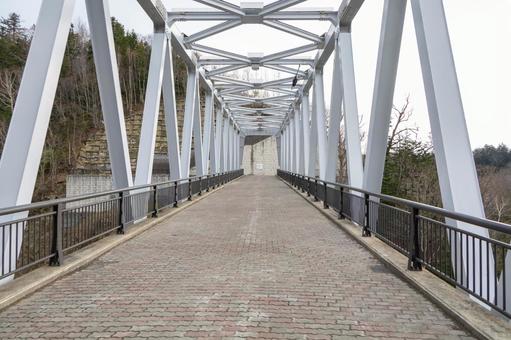 早朝無人の白ひげの滝の橋 早朝無人の白ひげの滝の橋 白ひげの滝,美瑛,gw明けの写真素材
