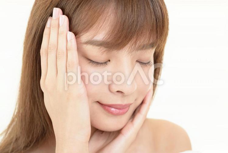 フェイスケアをする女性 女性,美容,スキンケアの写真素材