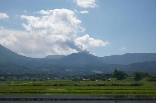 宮崎県と鹿児島県にまたがる霧島連山 宮崎県と鹿児島県にまたがる霧島連山の写真