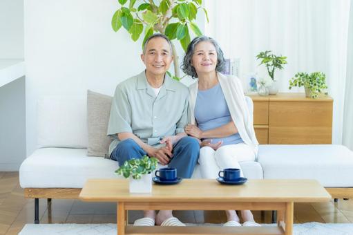 リビングでくつろぐシニア夫婦 リビングでくつろぐシニア夫婦 シニア,夫婦,笑顔の写真素材