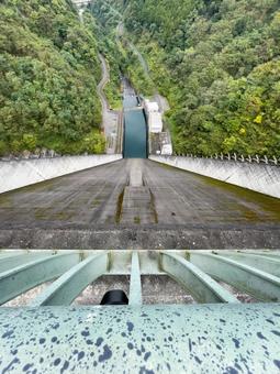 見下ろす巨大ダムと緑の谷 ダム,コンクリート,構造物の写真素材