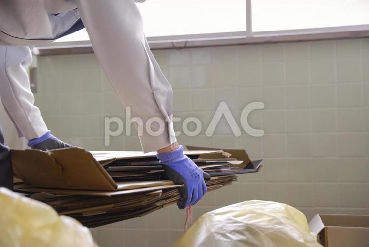 実家の片付けと不用品の分別作業 ゴミ屋敷,清掃代行,顔なしの写真素材