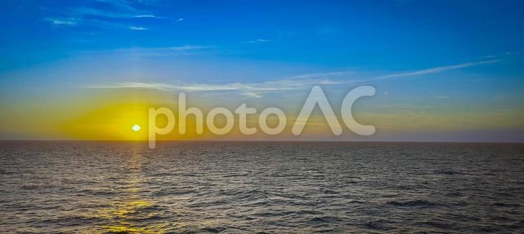 黄金色に輝く夕日と穏やかな海の水平線 夕日,海,水平線の写真素材