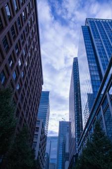 ビルの隙間から覗く光の写真