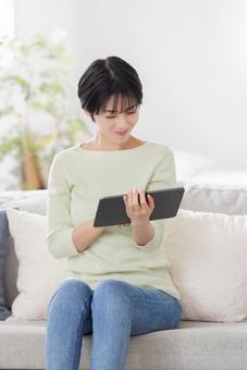 タブレットを使う女性 女性,アジア人,タブレットの写真素材